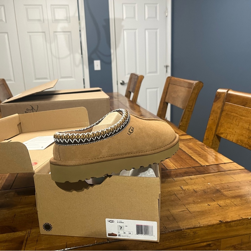 Brand new, in box Women’s size 7, Tasmans